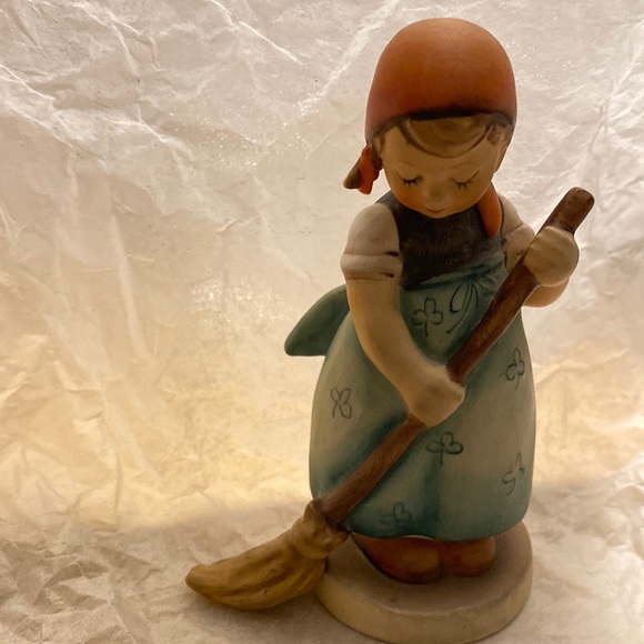 Humming the sweeper figurine by Goebel